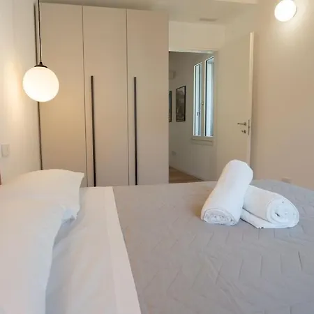 Modern Lungolago Di Appartamento Côme