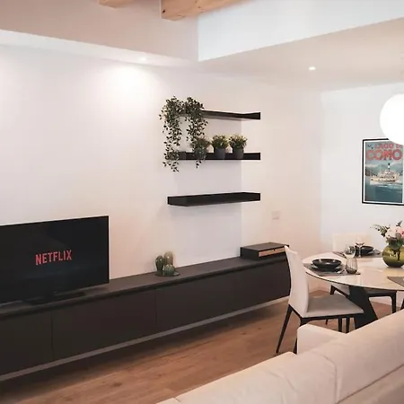 Modern Lungolago Di Appartamento Côme