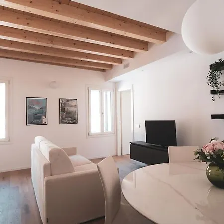 Modern Lungolago Di