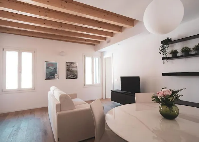 Modern Lungolago Di