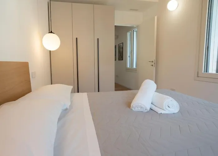 Modern Lungolago Di דירה קומו