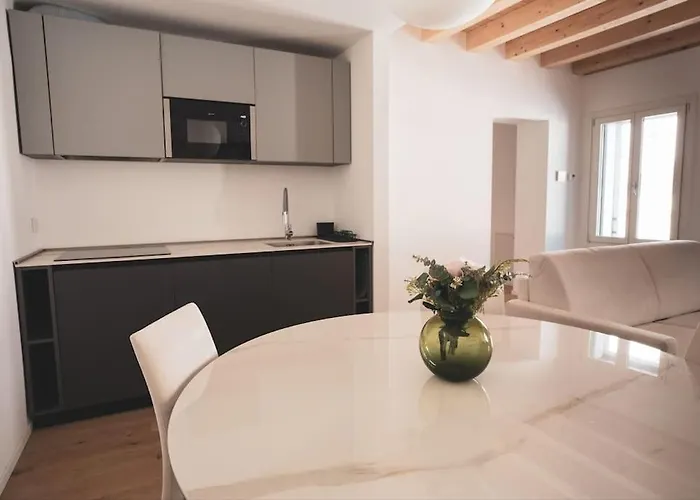 Modern Lungolago Di * קומו